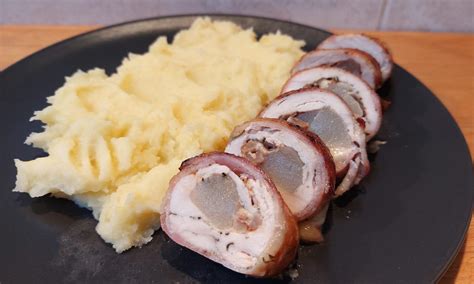 Körtével és baconnel töltött csirkemell előkészítése