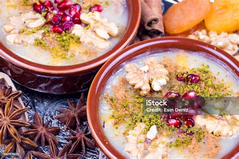 Ashura puding tálalva