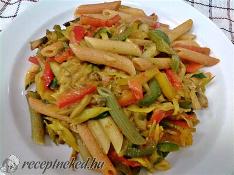 Zöldséges penne vegán tányéron