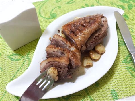 serpenyőben piruló fűszeres kenyérkockák