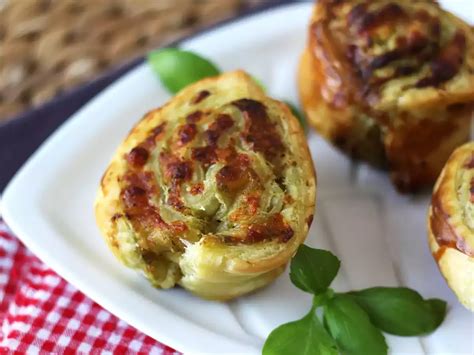 Légsütőben sült pestós-mozzarellás leveles tészták