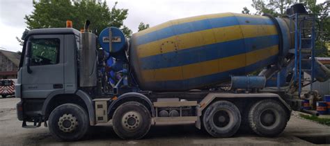 Mixer teherautó beton szállítása közben