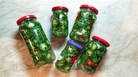 Savanyított jalapeño paprikák befőttes üvegben