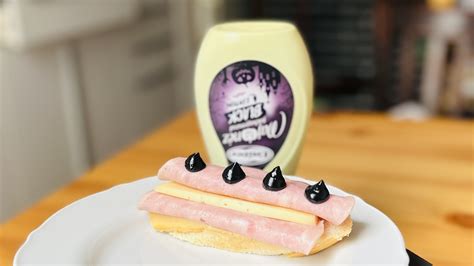 Majonézes flakonból kifolyó majonéz
