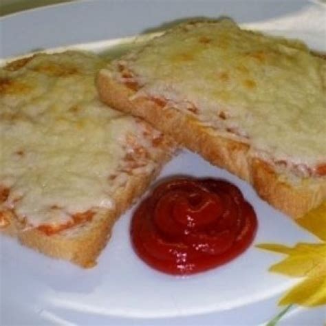 Klasszikus magyar melegszendvics paradicsommal és sajttal