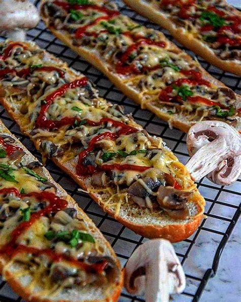 Lengyel zapiekanka friss zöldségekkel és szósszal