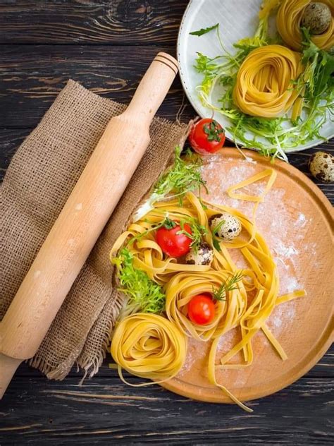 Különböző feltétekkel kínált zapiekankák