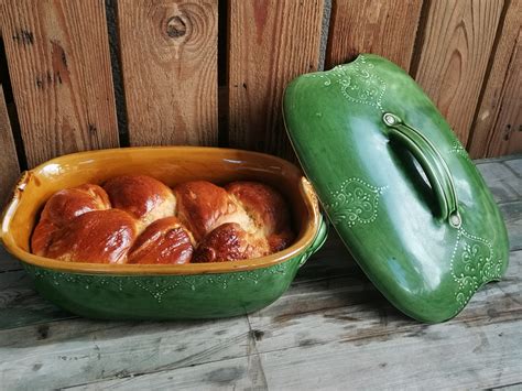 cipó formájú kenyér egy fedeles sütőformában
