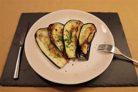 különböző padlizsánételek tálalva