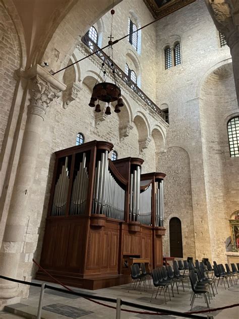 Modern kilátás a carillon harangokra a Szent Miklós-templom romjain belül