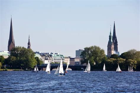 Hamburg hat toronyóriása közül négy: balról jobbra a Szent Péter- és a Szent Katalin-templom, a városháza és az egykori Szent Miklós-templom tornya