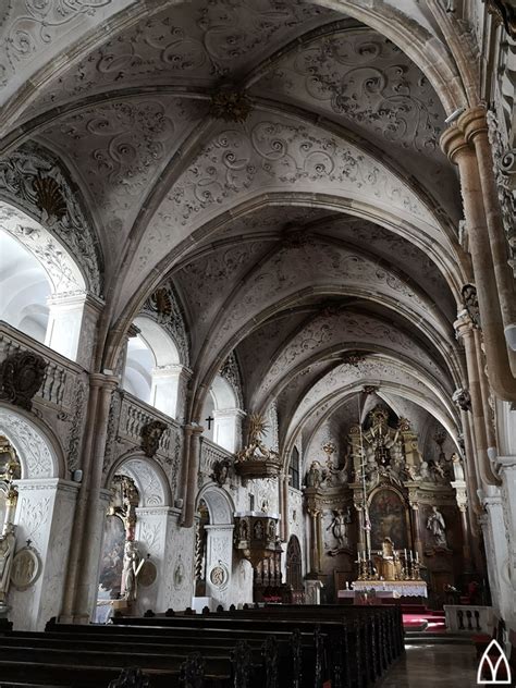 A kaput díszítő középkori kopogtatók a Szent Péter-templomban