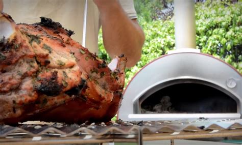 Pizzadog egy szabadtéri kemencében sütve