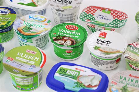 színes vajkrémek előkészítése különböző tálkákban a díszítéshez