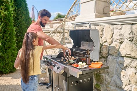 Gázgrill használat közben egy kerti partin