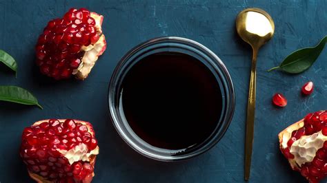 Üveg gránátalmaszirup és friss gránátalmák