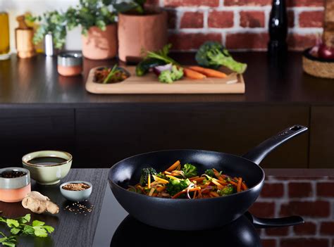 Különböző alakú serpenyők: wok, palacsintasütő, hagyományos