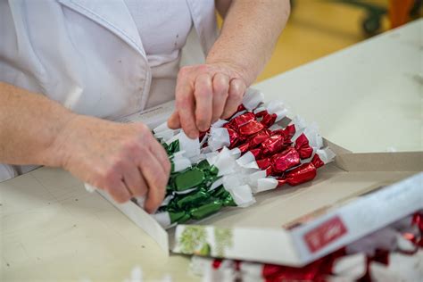 Hagyományos magyar szaloncukrok a karácsonyfán