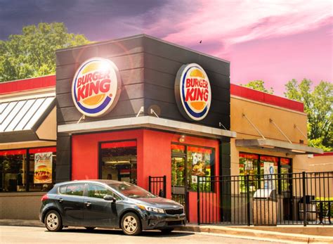 A Burger King jellegzetes éttermi enteriőrje és a lángon sütött hús élménye