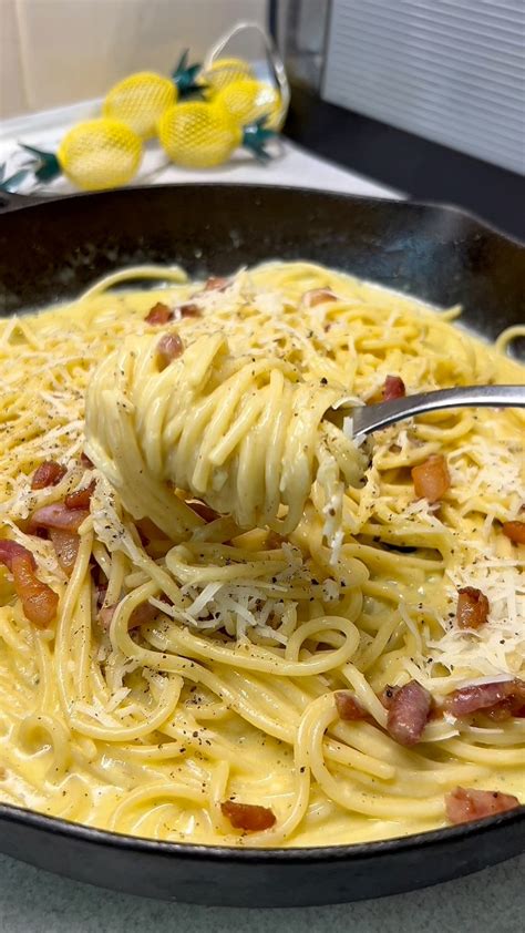 Tányér carbonara frissen reszelt parmezánnal és borssal