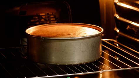 Piskóta sütés közben egy tortaformában