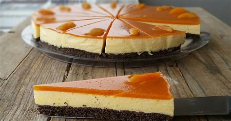 Barackzselé réteg a torta tetején, hűtés előtt