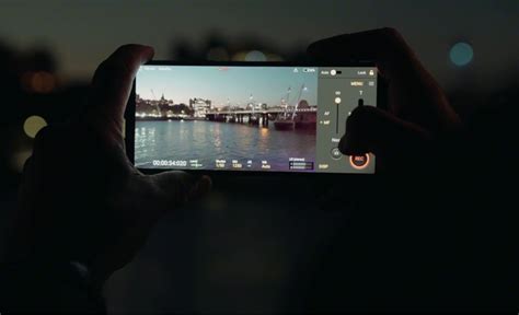 fiatal videós okostelefonnal videót készít