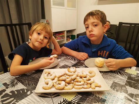 Diós hókiflik sütőpapírral bélelt tepsin