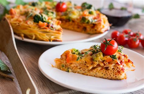 Makaróni pizza egy tepsiben