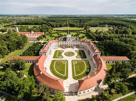 A fertődi Esterházy-kastély fényképe.