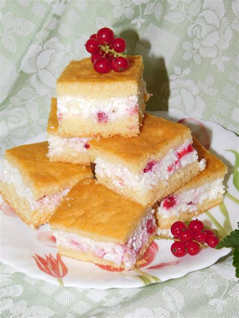 Túrós-ribizlis pite díszítve gyümölcsöntettel