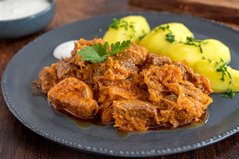 Szegediner Gulasch tálalva