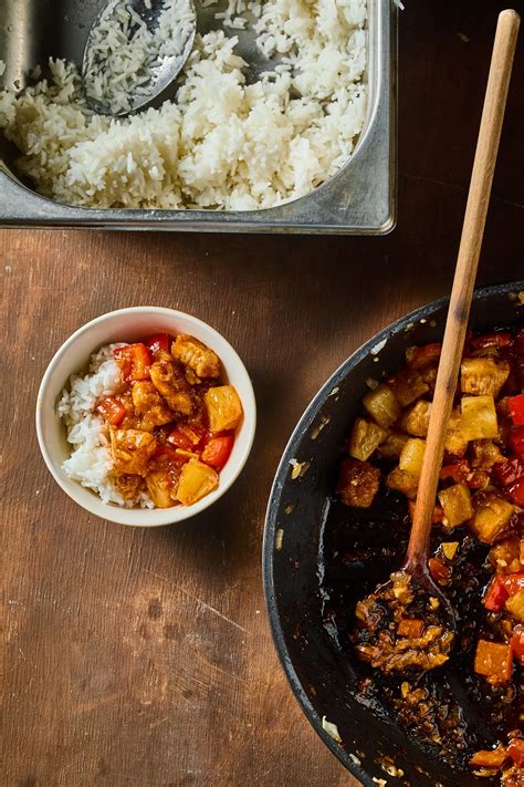Édes-savanyú sertés wokban, zöldségekkel és ananásszal