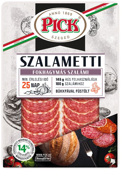 Szeletelt fokhagymás hústermék tálalása