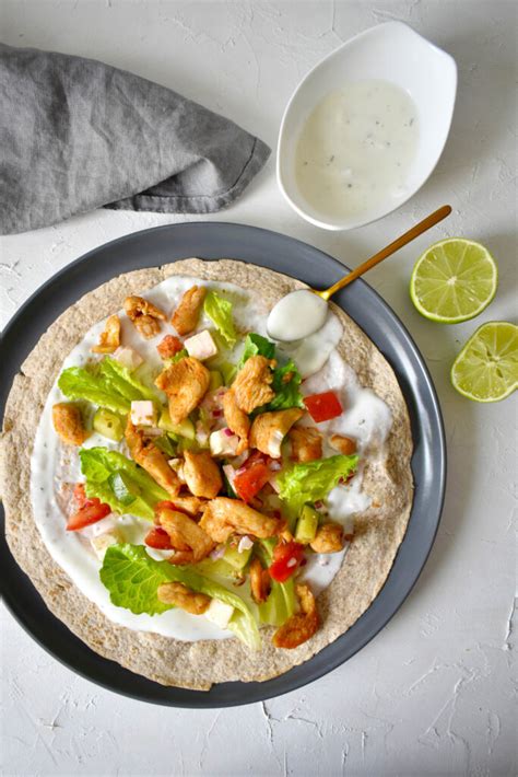 frissen készített csirkés tortilla zöldségekkel és joghurtos öntettel