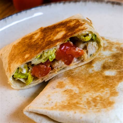 készre tekert és félbevágott csirkés tortilla tálaláshoz