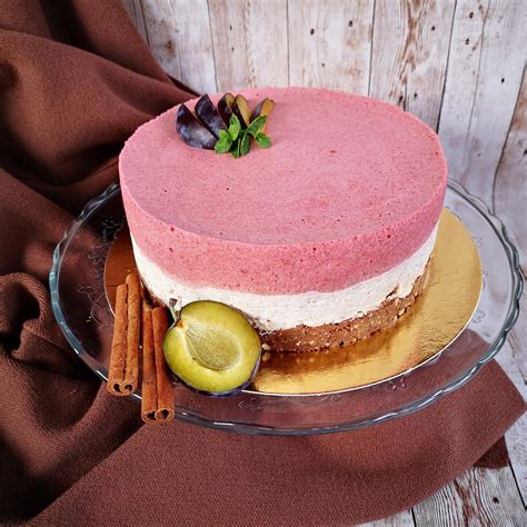 Szilva mousse réteg tortában