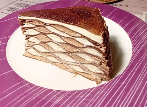 Teljes egészében díszített mákos szilvalekváros palacsinta torta