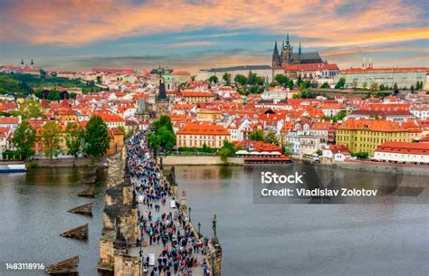 Prágai látkép a Károly híddal