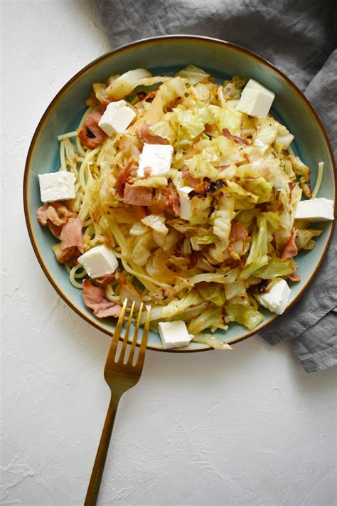 kifőtt spagetti és pirított káposzta