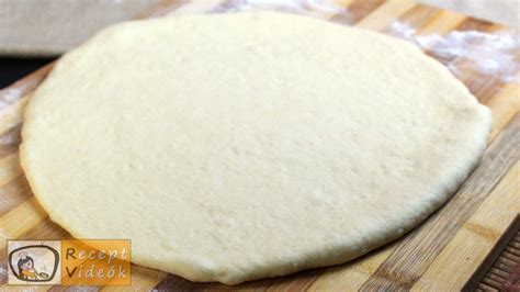 Pizza tészta dagasztása