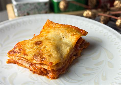 lasagne egy szelet sajtos tetejével