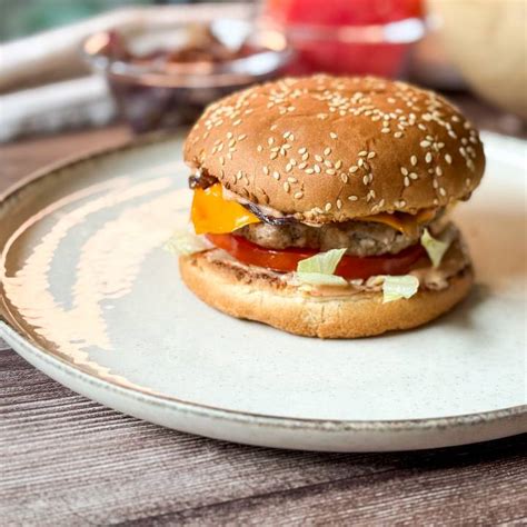 házilag készített hamburger friss zöldségekkel