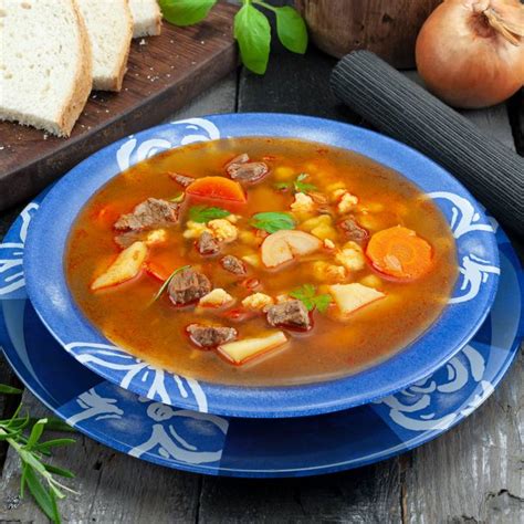 gazdag darált húsos gulyásleves egy tálban