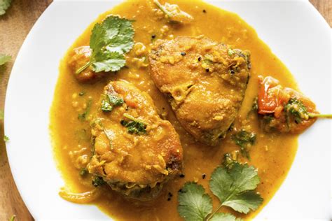 Ínycsiklandó curry étel tálalva