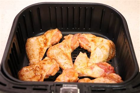 Szalonna zsírja csöpög egy forrólevegős fritőzben