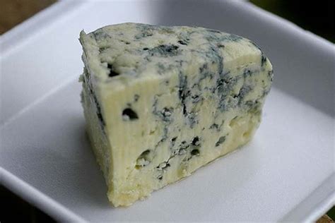 Gorgonzola sajt szeletekkel és diófélékkel