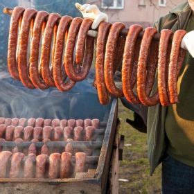 hagyományos debreceni kolbászfüzér füstölés közben