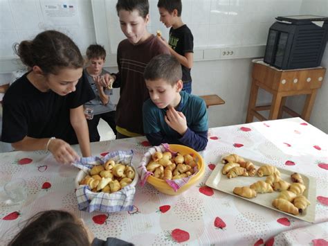 egy tányér frissen sült kifli vajjal és lekvárral