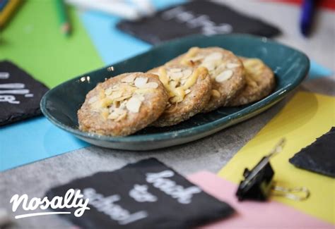 Szeletelt lábatlan tészta dióval megszórva
